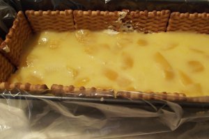 Desert tort de biscuiti cu crema caramel si jeleu de piersici