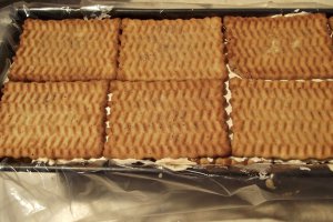 Desert tort de biscuiti cu crema caramel si jeleu de piersici