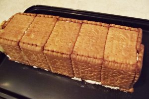 Desert tort de biscuiti cu crema caramel si jeleu de piersici