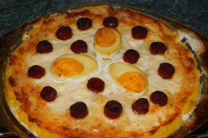 Aperitiv mamaliga in straturi cu oua