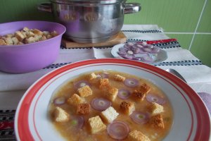 Supa de legume pasate, cu ceapa rosie si crutoane