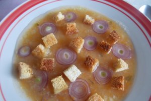 Supa de legume pasate, cu ceapa rosie si crutoane