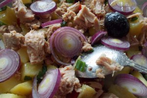 Salata de cartofi, cu ton si masline
