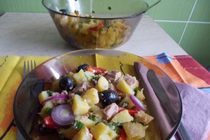 Salata de cartofi, cu ton si masline