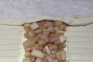 Desert placinta impletita cu branza, pere si mere