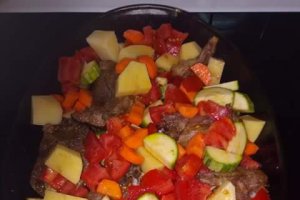 Iepure cu legume la cuptor
