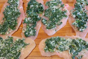 Rulouri din piept de pui invelite in bacon