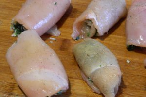 Rulouri din piept de pui invelite in bacon