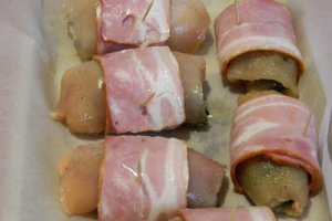 Rulouri din piept de pui invelite in bacon