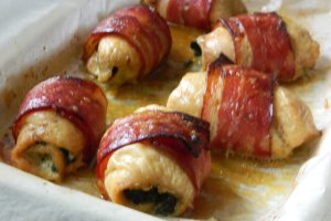 Rulouri din piept de pui invelite in bacon