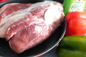 Spata de porc la cuptor cu fasole alba