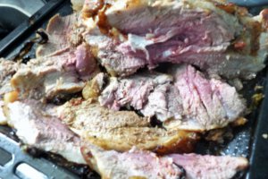 Spata de porc la cuptor cu fasole alba