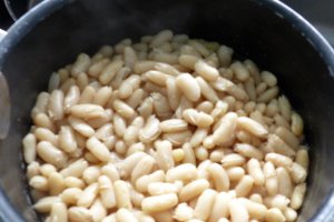 Spata de porc la cuptor cu fasole alba
