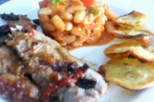 Spata de porc la cuptor cu fasole alba