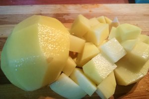Ciorba rosie de gaina cu razalai