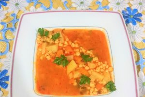 Ciorba rosie de gaina cu razalai