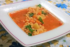 Ciorba rosie de gaina cu razalai