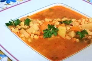 Ciorba rosie de gaina cu razalai