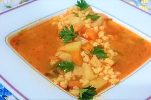 Ciorba rosie de gaina cu razalai