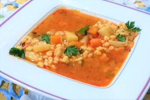 Ciorba rosie de gaina cu razalai