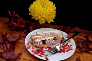 Desert eclere cu crema de fructe de padure