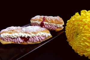 Desert eclere cu crema de fructe de padure