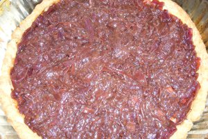 Aperitiv tarta cu dulceata de ceapa rosie si brie