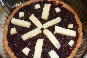 Aperitiv tarta cu dulceata de ceapa rosie si brie