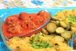Chiftelute marinate in sos de rosii