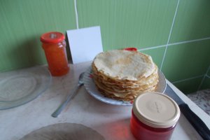 Desert piramida din clatite de post, cu dulceata si peltea de gutui