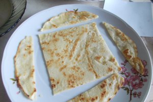 Desert piramida din clatite de post, cu dulceata si peltea de gutui