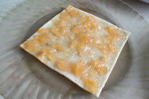 Desert piramida din clatite de post, cu dulceata si peltea de gutui
