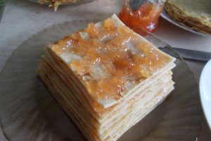 Desert piramida din clatite de post, cu dulceata si peltea de gutui