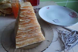 Desert piramida din clatite de post, cu dulceata si peltea de gutui