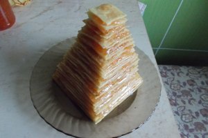 Desert piramida din clatite de post, cu dulceata si peltea de gutui