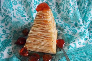 Desert piramida din clatite de post, cu dulceata si peltea de gutui