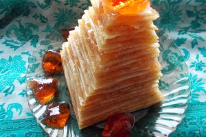 Desert piramida din clatite de post, cu dulceata si peltea de gutui