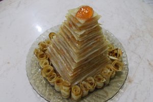 Desert piramida din clatite de post, cu dulceata si peltea de gutui