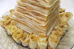 Desert piramida din clatite de post, cu dulceata si peltea de gutui