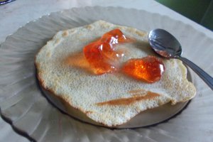 Desert trandafirasi din clatite de post, cu peltea de gutui