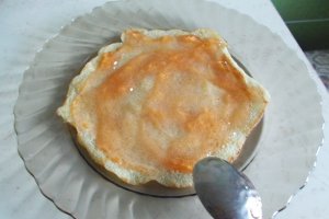 Desert trandafirasi din clatite de post, cu peltea de gutui