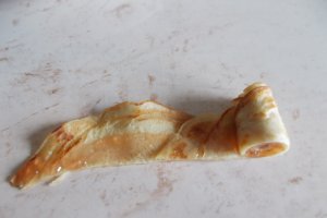 Desert trandafirasi din clatite de post, cu peltea de gutui