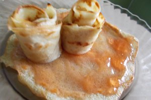Desert trandafirasi din clatite de post, cu peltea de gutui