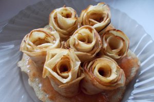 Desert trandafirasi din clatite de post, cu peltea de gutui