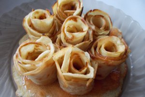 Desert trandafirasi din clatite de post, cu peltea de gutui