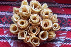 Desert trandafirasi din clatite de post, cu peltea de gutui