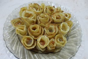 Desert trandafirasi din clatite de post, cu peltea de gutui