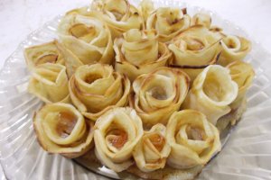 Desert trandafirasi din clatite de post, cu peltea de gutui
