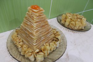 Desert trandafirasi din clatite de post, cu peltea de gutui