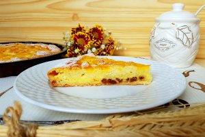 Desert tarta cu umplutura de iaurt si fasii de aluat